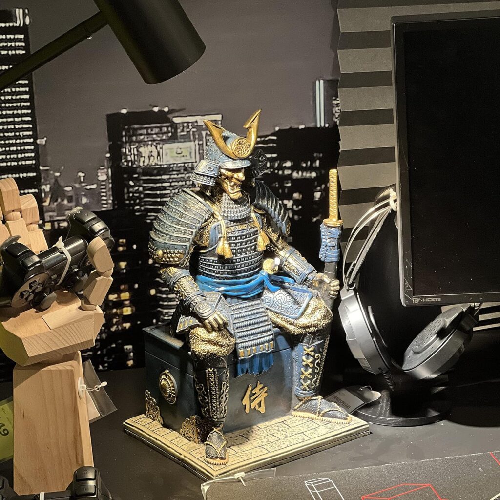 Medieval Samurai Undead Warrior Resin Statue Ornament for Home Living Room Porch Office Desk Decoration Gift (Blue Gold)